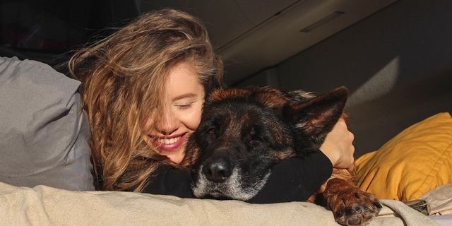 Mädchen mit Hund auf Heckbett im Grad California 600
