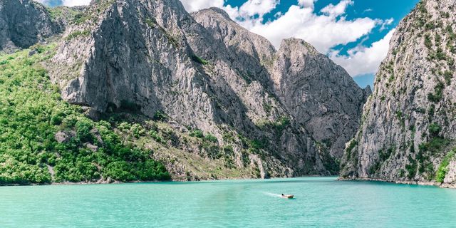 Camping in Albanien: Ein Bild vom Koman Stausee.