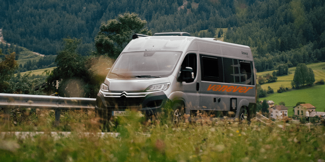 Vanever campervan in gras